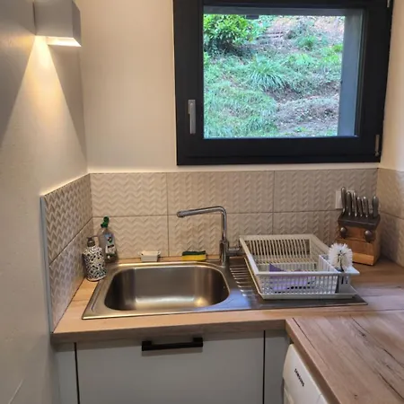 Agreable Appartement Renove Situe Dans Les Hauteurs De Brides Exterior photo