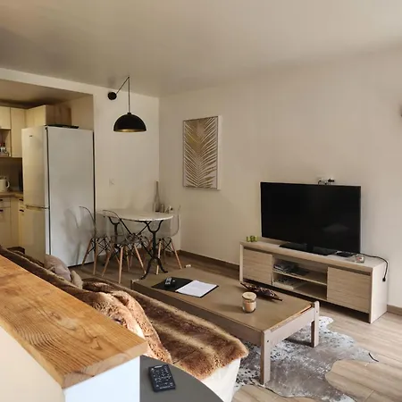 Agreable Appartement Renove Situe Dans Les Hauteurs De Brides Exterior photo