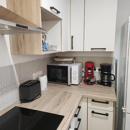 Agreable Appartement Renove Situe Dans Les Hauteurs De Brides Exterior photo
